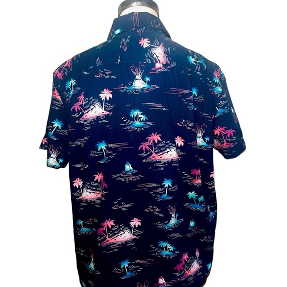 Original Use Volcano Shark Button Up Short sleeve Men’s Shirt. Size XL - Picture 5 of 7